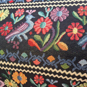 Tessuto sardo gobelin pavoncelle e fiori fondo nero