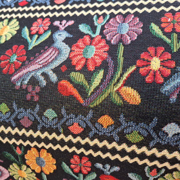 Tessuto sardo gobelin pavoncelle e fiori fondo nero