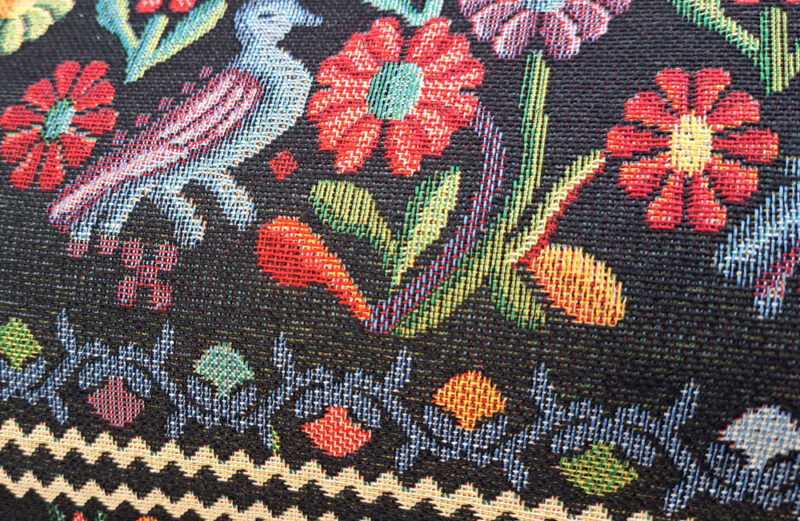 Tessuto sardo gobelin pavoncelle e fiori fondo nero